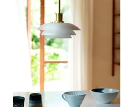 Dyberg Larsen DL20 pendel i opalglas og messing med en diameter på 200 mm, ophængt i et rum med dagslys.