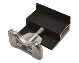 Novotegra endeklemme til C-skinne i sort aluminium, med skrue til rammehøjde 43-52 mm.