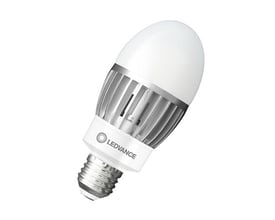 Detaljeret billede af en Ledvance HQL LED pære, med fokus på E27 sokkel og aluminiumskøler.