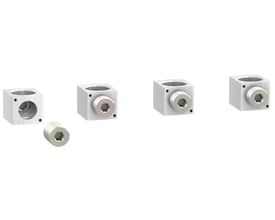 Schneider Electric klemmesæt 35-300mm², CU/AL, bestående af fire klemmer og én skrue, set fra forskellige vinkler på hvid baggrund.