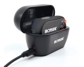 Ironside Yo-Yo genopladelig pandelampe på 400 lm ligger i den åbne opladningsboks med kabel tilsluttet.