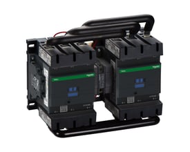 Schneider Electric TeSys D reverseringskontaktor med 150A strøm og 3 poler, vist fra front med dobbelte enheder forbundet.
