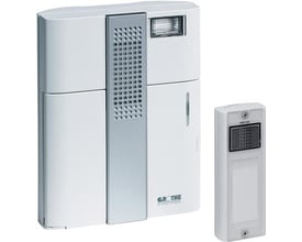 Grothe Mistral 300M trådløs ringeklokke i hvid med et medfølgende ringetryk. Ringeklokken har en blinkfunktion og et diskret navneskilt.