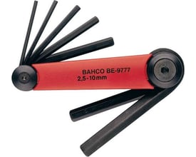 Bahco unbrakonøglesæt BE-9777 i størrelserne 2,5-10 mm, foldet ud med rød holder og syv sorte unbrakonøgler.