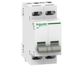 Set fra siden viser dette billede Schneider Electric Acti9 iSW lastafbrydere stablet, med synlige grønne kontakter og grå vippearme.