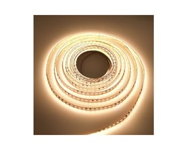 LEDlife 5m LED strip rullet i en cirkel, der udsender en jævn, varm hvid glød på en mørk baggrund.