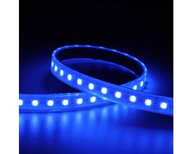 Ansell Lighting P-Cell LED bånd i blå belysning, 50 meter, RGBW, 24V, IP65, fremvist på mørk baggrund.