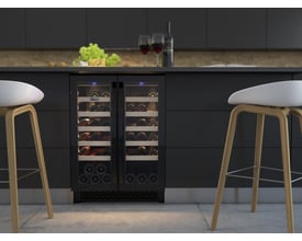 Thermex Winemex 40 vinkøler med dobbelte glasdøre, 10 bøgetræs hylder og plads til 40 flasker, integreret i et moderne køkkenmiljø.