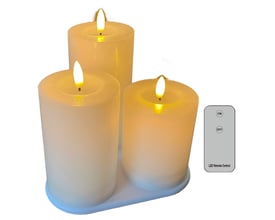 Tre hvide Veli Line LED-bloklys med 3D-flammer og fjernbetjening, vist samlet med lysene tændt.