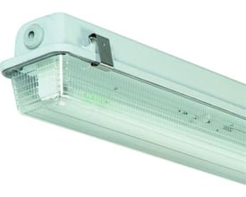 EP2 tomt 1-rørs armatur på 1200 mm set skråt nedefra med transparent, riflet skærm og metalclips.