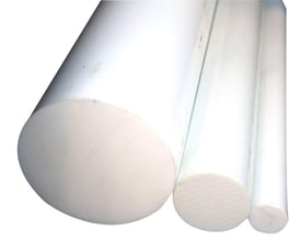 Tre hvide plast rundstænger af POM-C materialet i forskellige diametre, heraf en Ø16 mm. Stængerne ligger på en hvid baggrund.