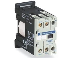 Schneider Electric TeSys SK kontrolrelæ med 2 NO kontakter, 230V forsyning og skrueterminaler på hvid baggrund.