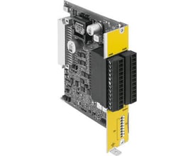 Festo CAMC-G-S3 sikkerhedsmodul med synlige printplader, sorte stik og gule mærkater. Enheden viser tekniske komponenter og terminaler til tilslutning.