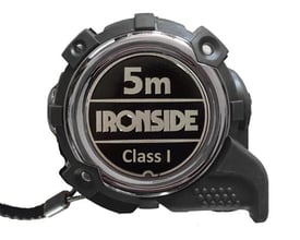 Ironside EC1 båndmål på 5 meter med 25 mm bånd i sort kapsel med kromkant, vist forfra med håndrem.