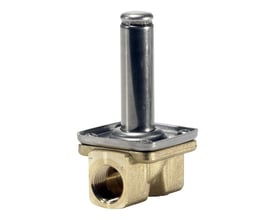 Nærbillede af Danfoss EV221BW magnetventil i messing, med synlig dyse og servostyret aktuator, isoleret på hvid baggrund.