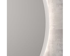 Sanibell INK SP17 rundt spejl, Ø80, vist på siden med baggrundsbelysning og mathvid aluramme.