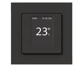 mTouch One-R termostat og regulator i mat sort, viser 23 grader på et digitalt display med tid og dato.