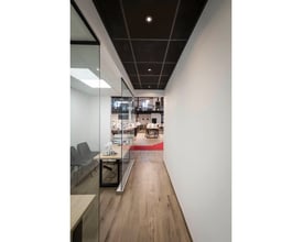 NUMINOS® DL M indendørs LED indbygningsspot i sort/krom, monteret i et moderne kontormiljø loft.