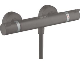 Hansgrohe Ecostat Comfort brusearmatur i børstet sort krom med synlige drejeknapper til temperatur og vandmængde. Armaturet har en diskret Hansgrohe logo og en markering for 40°C sikkerhedsspærre.