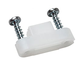 En Ja-us lille aflastning i hvid plast med to metal skruer monteret i forborede huller.