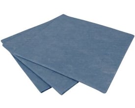 Tre blå altmuligklude stablet ovenpå hinanden, viser en meleret tekstur og viser produktets kraftige sugeevne.