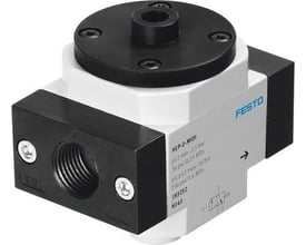 Festo On/off-ventil HEP-3/8-D-MIDI, en pneumatisk 3/2-vejsventil med sort og hvidt kabinet, monteret på en mørk baggrund.