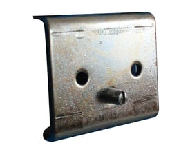 Monteringsplade dobbelt fra Maskinfabrikken Universal med 2 huller og en skrue fastgjort, lavet af metal.