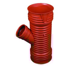 Wavin-Rib grenrør i rød plast, 400x200 mm, med 45 graders vinkel og tre muffer.