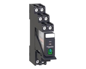 Sidebillede af Schneider Electric RXG relæ med sokkel, visende de separate terminaler og testknappen med mekanisk indikator.