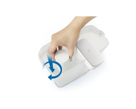 Philips Instant filter AWP225/31 skiftes ud i en hvid vandkande, demonstrerer nem installation.