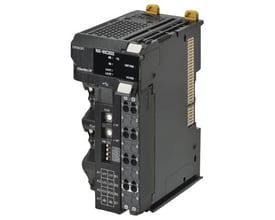 Omron NX-EIC202 kommunikationsmodul fra siden, med fokus på de gule topmonterede clips og den sorte kabinetkonstruktion.