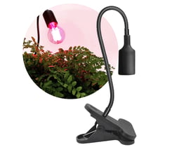 Sort Kobi PLANTY CLIP klemmelampe med fleksibel arm og E27-fatning lyser på planter med en grolyspære.