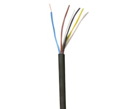 Sort H05 VV-F 5G1,50 plastkappeledning med fem farvede ledere (brun, sort, grå, gul/grøn, blå) synlige for enden.