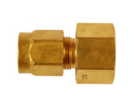 Serto messing union med indvendigt gevind, 6 mm x 1/4" NPT. Messingfittingen har tydelig mærkning med "3/8" og er vist isoleret på hvid baggrund.