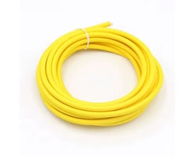 Gul stofledning med 2x0.75 mm² ledere, 5 meter lang, rullet sammen med en hvid tape, vist isoleret på en hvid baggrund.