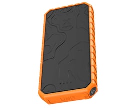 Xtorm Rugged powerbank på 10.000 mAh med sort mønstret front og kraftig orange kant, set skråt forfra.