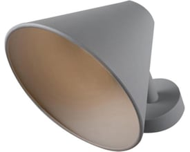 Gråt Peak LED-vægarmatur fra Hide-a-lite med bred, rund front og opal afskærmning, set skråt forfra.