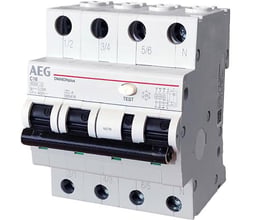AEG kombiafbryder DMA83Nplus med 3 poler plus nul, 13A, 30mA og C karakteristik, vist på hvid baggrund.