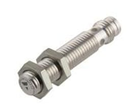 Carlo Gavazzi induktiv aftaster M8 med 2 mm rækkevidde og IO-Link, vist med gevindhus og monteringsmøtrikker.