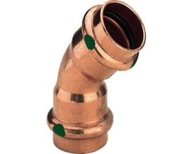 Tættere vinkel på Viega Profipress 22 mm 45 graders kobberbøjning, der viser preskoblinger og EPDM-pakning indeni.