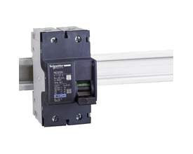 Schneider Electric NG125N maksimalafbryder 40A 2P monteret på en DIN-skinne, viser C-kurven og tænd/sluk-håndtag.