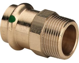 Viega Profipress G overgang 28 mm x 1" med muffe og udvendigt gevind, vist med grønt SC-Contur mærke på rødgods.