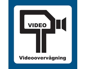 Selvklæbende vinylskilt med sort symbol af videokamera og teksten 'VIDEO' samt 'Videoovervågning' i hvid ramme.