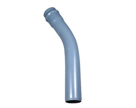 Detalje af Wavin PVC bøjning i grå, der viser muffen og den glatte overflade på et 110 mm rør.
