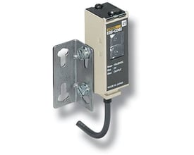 Omron fotoelektrisk sensor E3S-CD62 med monteringsbeslag og M12 plug-in tilslutning.