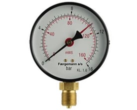 Manometer VSM med sort rund kappe, hvid urskive og messinggevind, vist forfra med skala fra 0 til 16 bar.