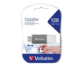 Verbatim DataBar USB 2.0 Drive, grå, 128GB, vist i sin emballage med billede af hænder der taster på et tastatur.