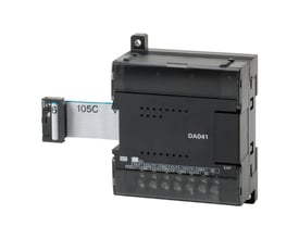 Nærbillede af Omron CP1W-DA041 I/O udvidelsesenhed, der viser markeringer for analoge udgange og tilslutningsterminaler.