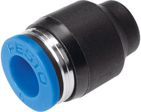 Festo slangeprop QSC-4 i sort plast med blå push-in-tilslutning og metalringe. Denne prop kan lukke slanger og bruges ved et driftstryk på -0,95 til 6 bar.