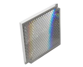 Carlo Gavazzi prismereflektor på 84,5 x 84,5 mm med sølvfarvet refleksgitter i grå ramme, set skråt forfra.